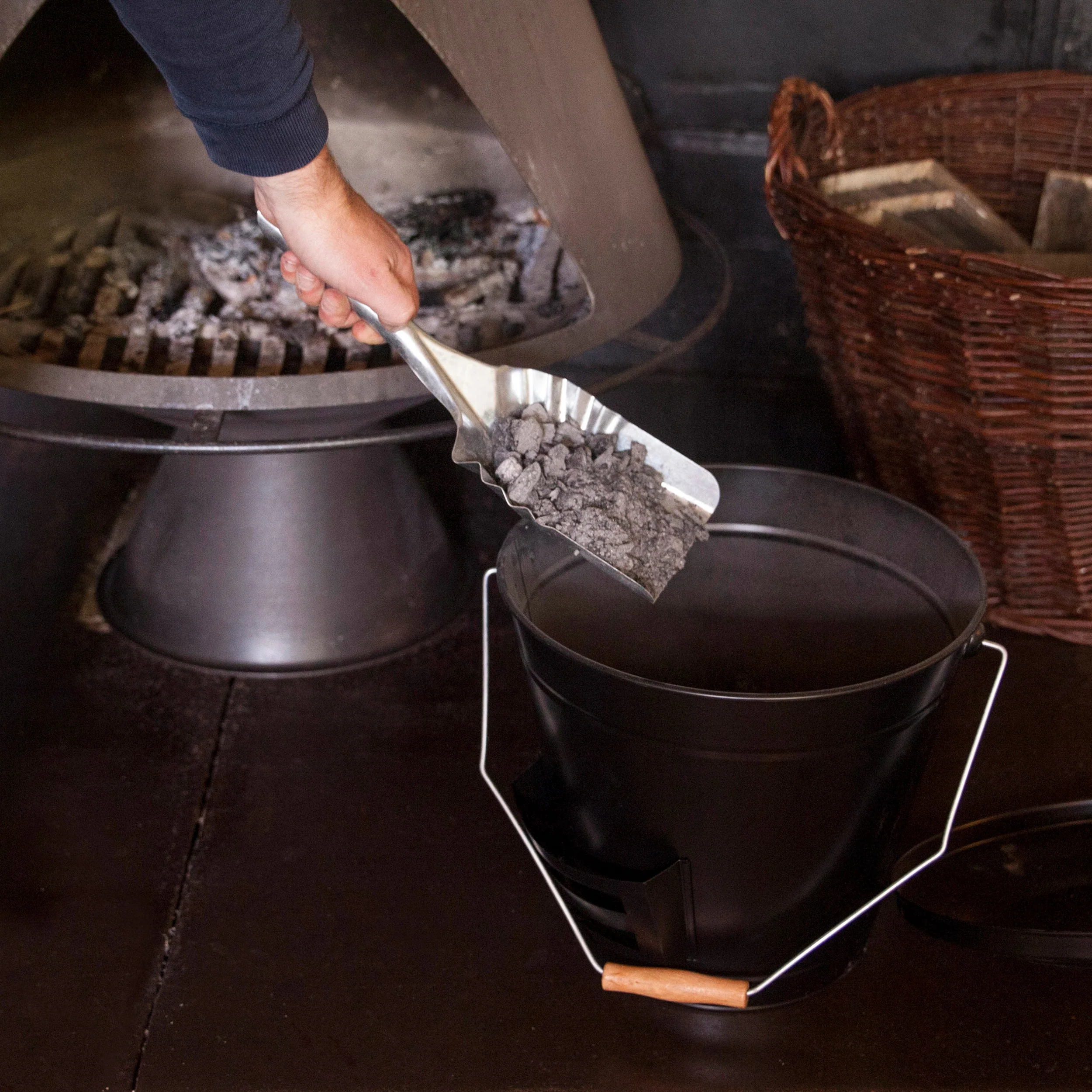 Ash Bucket With Shovel - Image 4